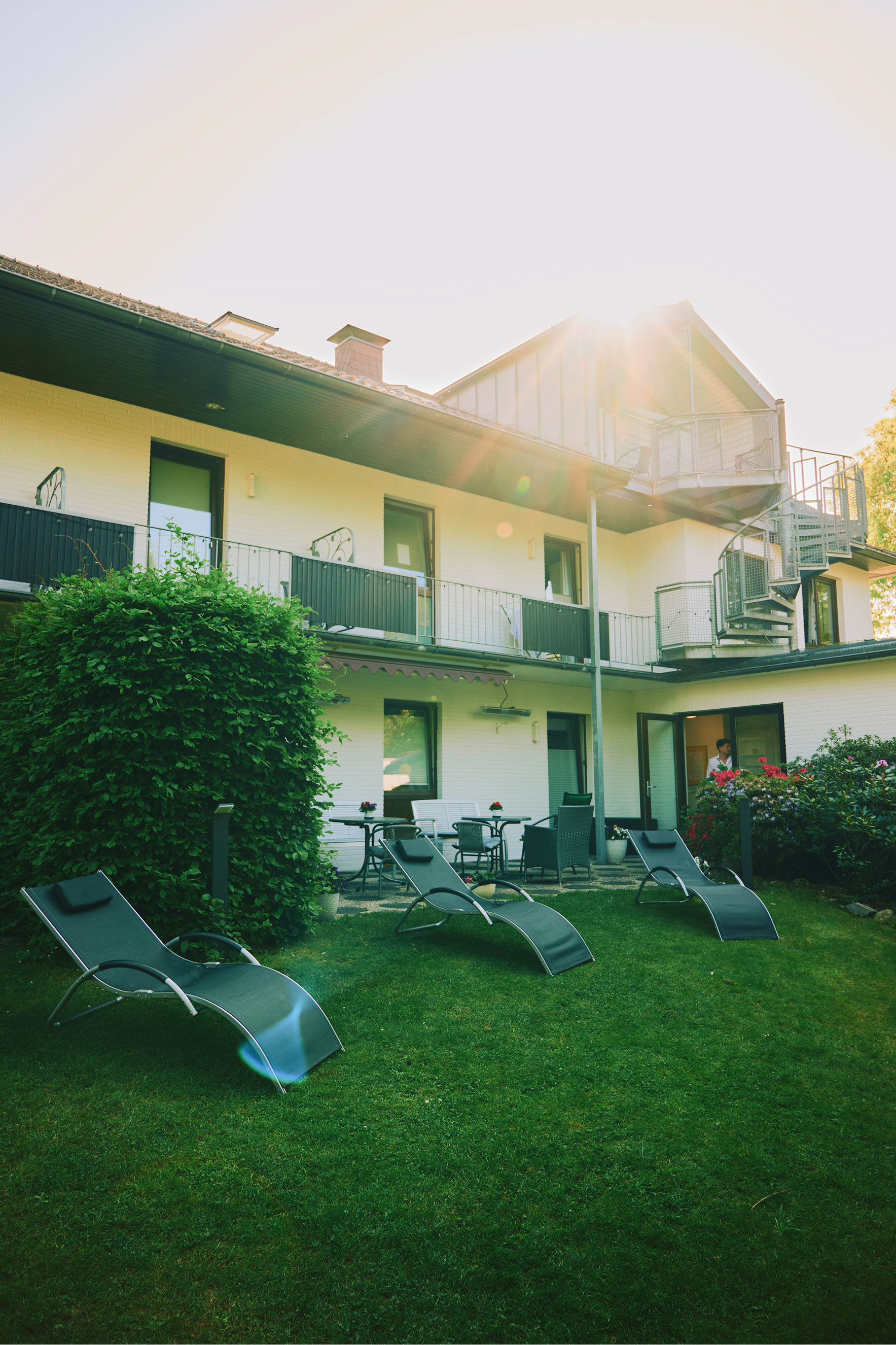 Sonne scheint über dem Dach im Garten der Klinik Lueneburger Heide